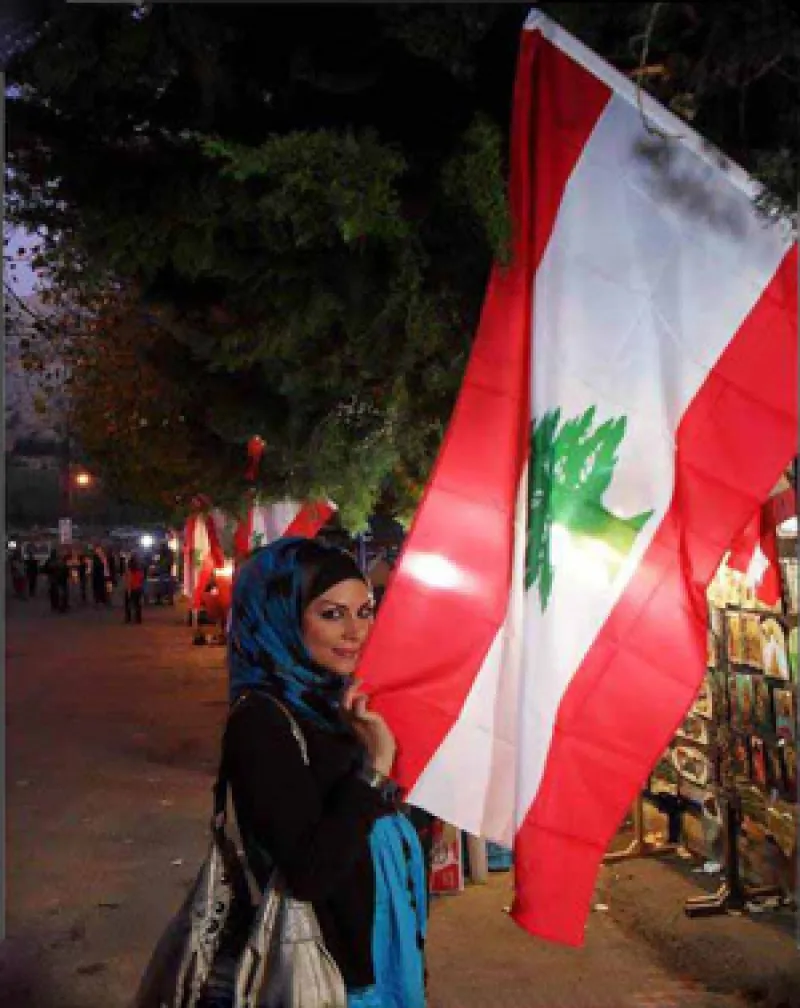 Imaan Ali in front of a flag during a night in Yemen.