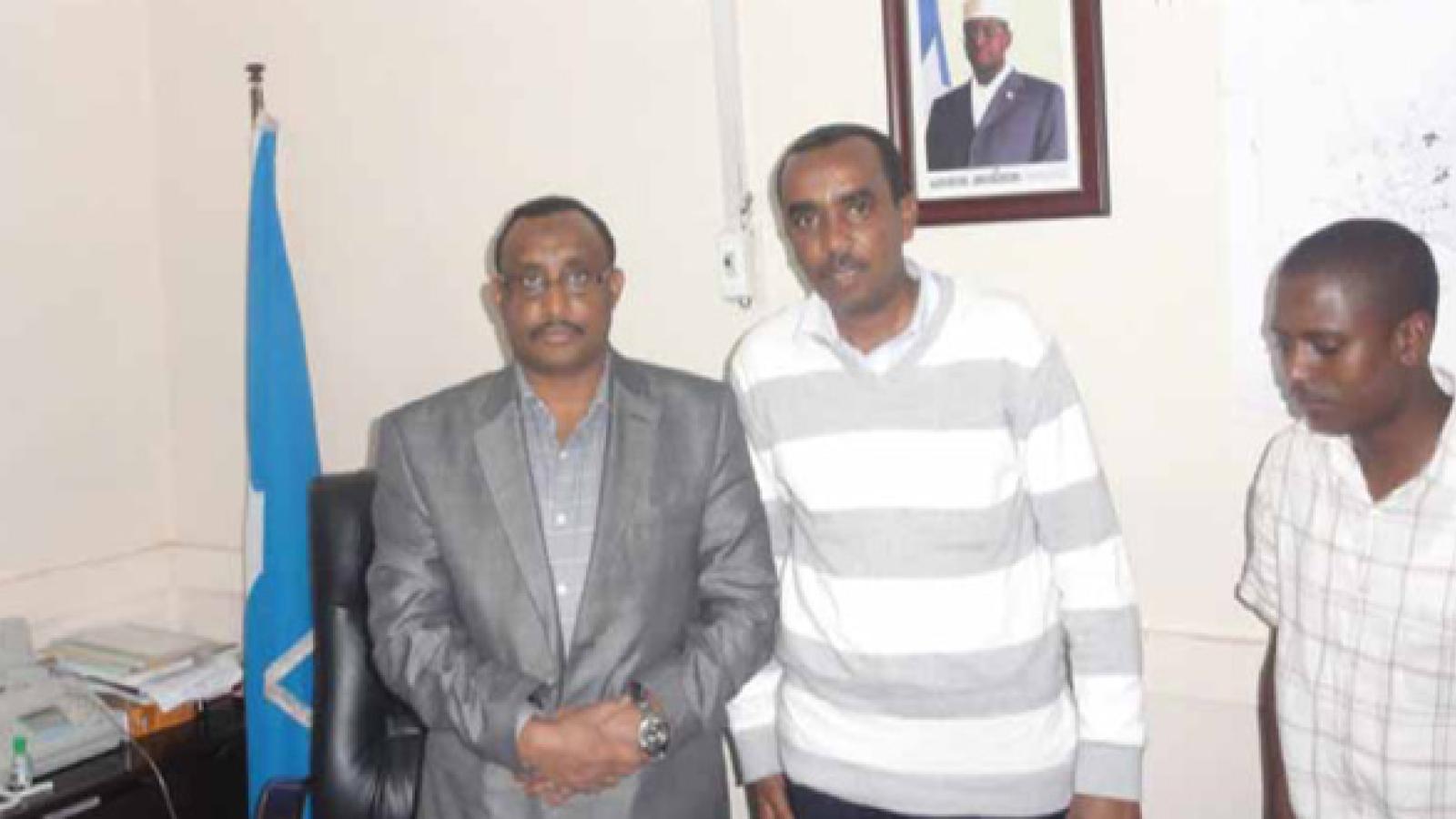 International Studies alumni, Mr. Abdullahi Isse Abdulle, (center) discussing with the Somali Prime Minister (left) his concerns about population movements.