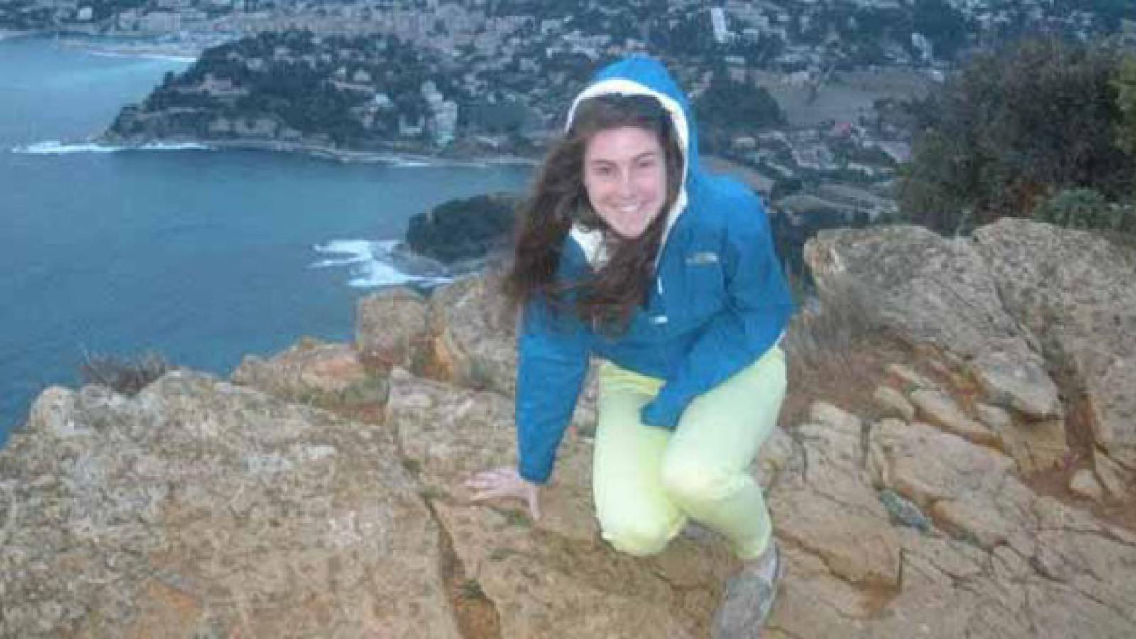 Leah Moody on a cliff in Quechua.